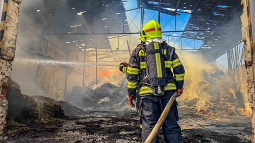 Požár zemědělského objektu zaměstnal sedm jednotek hasičů. Škoda dosáhne milionů