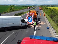 Dopravní nehoda dodávky s vozidlem údržby na dálnici D8