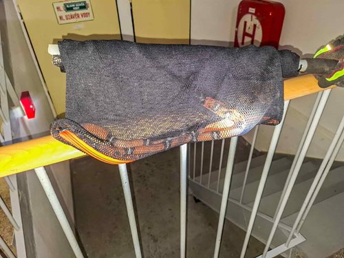 Nečekaný nález pod schodištěm: Hasiči v Přerově odchytávali hada