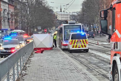 Srážka tramvaje s chodkyní skončila tragédií