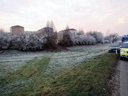 Při nehodě osobního vozu mimo komunikaci byl zraněn řidič.