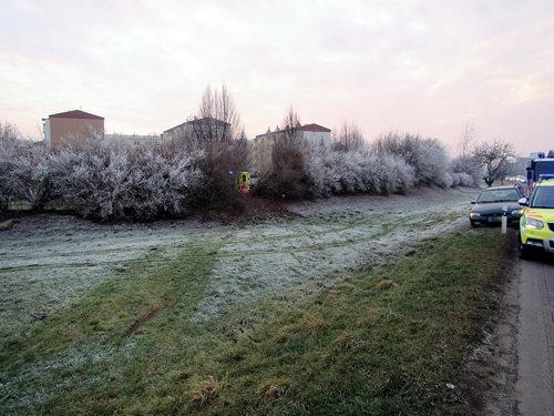 Při nehodě osobního vozu mimo komunikaci byl zraněn řidič.