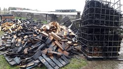 Noční požár ve Svobodných Dvorech zničil přístřešek i s uskladněným dřevem