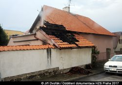 Požár jedné místnosti v rodinném domě v Modřanech se rozšířil na část střechy
