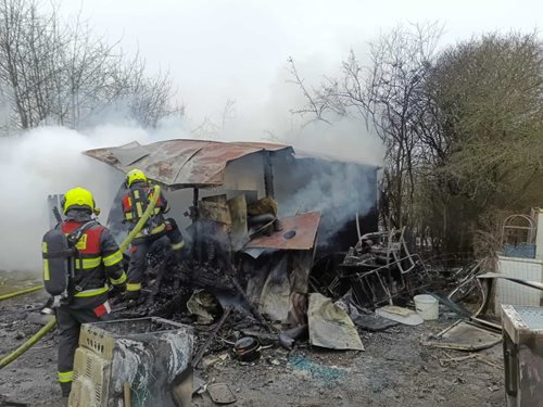 Požár přístřešku u kolejí zaměstnal hasiče