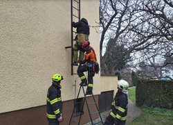 Vystresovanému muži se závratí z výšek pomohli ze střechy hasiči