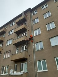 Hasiči zachraňovali visícího muže