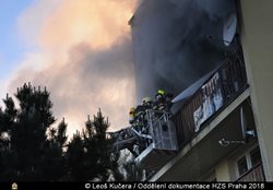  VIDEO V pražských Kyjích hořel byt, na místě zasahovaly čtyři jednotky