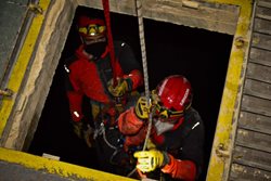 Výcvik hasičů-lezců v hlubokém silu a tancích nošovického pivovaru