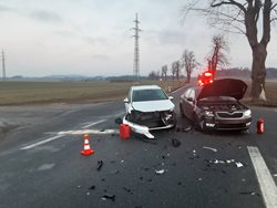 Při střetu dvou osobních vozidle se zranila jedna osoba