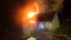 Noční požár střechy domku na Rýmařovsku od blesku