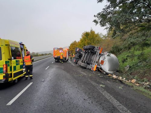 Převrácená cisterna zablokovala silnici: hasiči zasahovali celé odpoledne