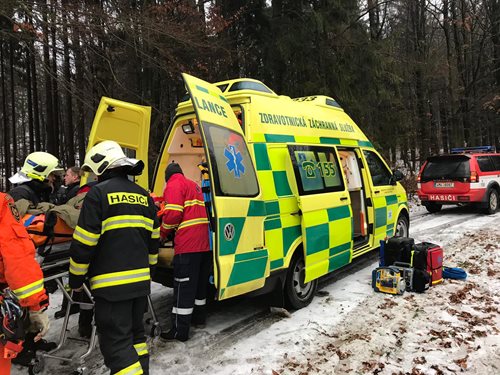 Hasiči zachraňovali ženu, která spadla ze skály