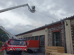 Sedm jednotek zasahovalo při požáru pily 