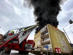 Při rekonstrukci došlo k požáru střechy panelového domu v Praze 4