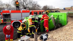 Náročné vyprošťování řidiče havarovaného kamionu na Bruntálsku hasiči
