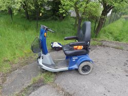 Záchrana seniora s elektrickým vozíkem z příkopu na Karvinsku