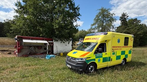 Cestou k zásahu havarovala hasičská cisterna. Jeden hasič skončil v nemocnici