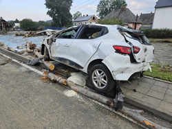 Video: Auto se propadlo do řeky, manželský pár zachránili dobrovolní hasiči
