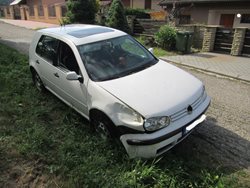 Po nárazu vozidla do obrubníku a stromu došlo k úniku oleje