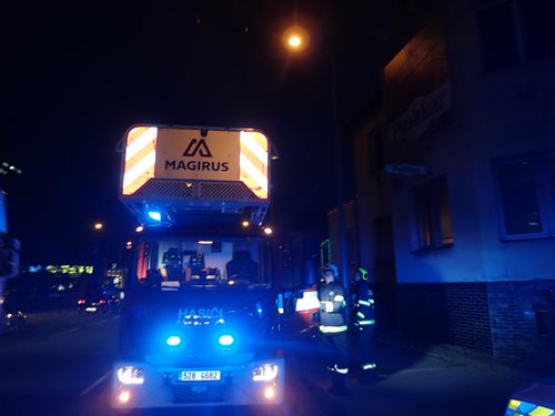 Požár v podkroví objektu restaurace hasily dvě jednotky hasičů