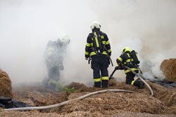 Likvidace požáru stohu u Stěžer znamenala pro zasahující jednotky dvanáctihodinovou dřinu