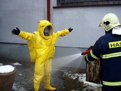 Únik výparů chlóru se do hotelu nerozšířil.Jeden pracovník hotelu se ale chlóru nadýchl a musel být  převezen na ošetření do nemocnice  