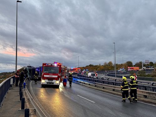 Převrácený kamion zablokoval sjezd, zasahovali hasiči i záchranáři