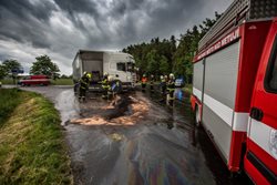Z porouchaného kamionu uniklo větší množství oleje