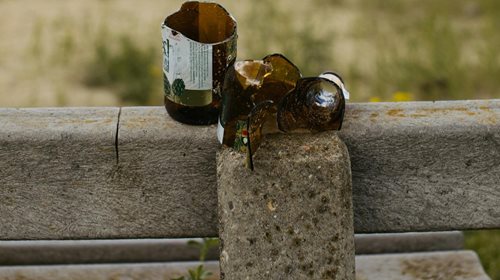 Agresivní žena ohrožovala okolí a skončila v poutech