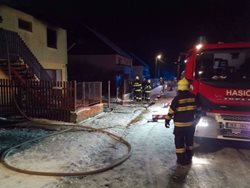Oheň zničil rodinný dům v Jindřichovicích