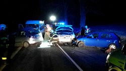 Hasiči  zasahovali u nehody na Šumpersku při které se zranily dvě desítky cestujících.Po chvíli na stejném místě došlo ke střetu náklaďáku s osobním autem