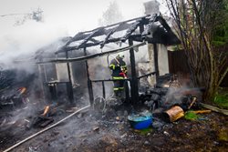 Čtyři jednotky hasičů likvidovaly v Háji ve Slezsku požár zahradního domku