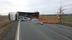 Havarovaný nákladní automobil zkomplikoval dopravu mezi Častolovicemi a Solnicí