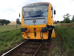 Na železničním přejezdu u Pohledce se střetl nákladní vůz s osobním vlakem