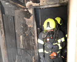 Při požáru bytu v Praze 5 hasiči zachránili 5 osob