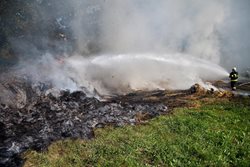 Požár balíků slámy ve Vratislavicích nad Nisou zaměstnal hasiče na několik hodin