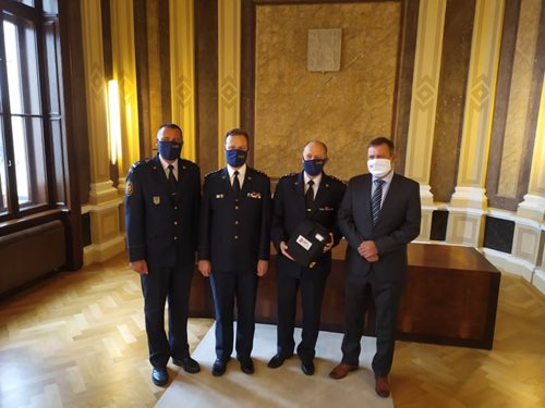 Hasiči z Uherského Hradiště dostali od města defibrilátor