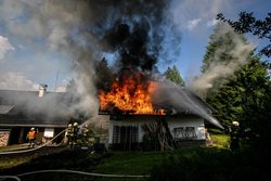 Sedm jednotek hasičů likvidovalo požár garáže