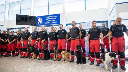 Čeští hrdinové jsou doma. Z Venezuely se vrátil i elitní tým záchranářských psů