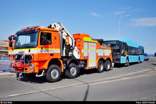 Hasiči vyprošťovali autobus, který skončil v centru Ostravy v pevném zábradlí