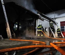 Dva požáry v Olomouckém kraji, zahoření přístřešku na Olomoucku a objektu na Šumpersku