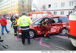 Na Kubánském náměstí zasahovali hasiči u střetu osobního auta s tramvají