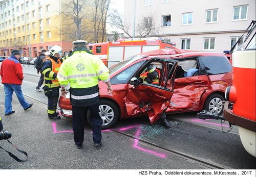 Na Kubánském náměstí zasahovali hasiči u střetu osobního auta s tramvají