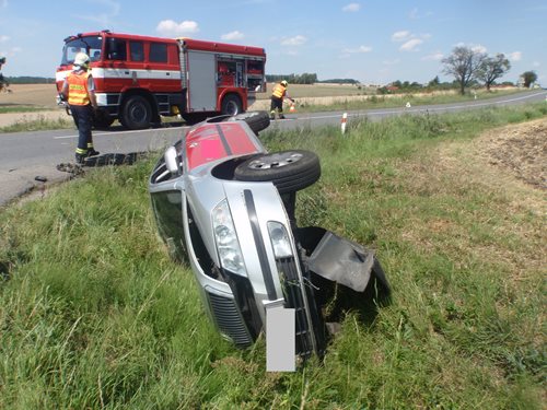 Srážka tří osobních vozidel si vyžádala zranění jedné osoby