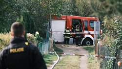 U požáru chatky v Praze našli hasiči ohořelé lidské tělo