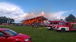 Vyhlášen druhý stupeň požárního poplachu při požáru skladu