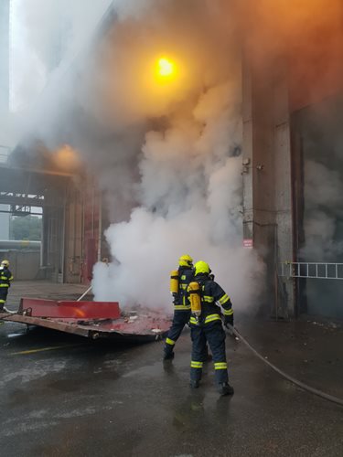 Jednotky třetího stupně požárního poplachu zasahovaly u požáru odpadu ve spalovně
