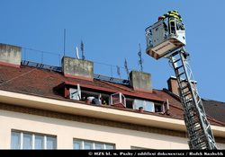 Hasiči zachránili muže ze střechy činžovního domu v Nuslích