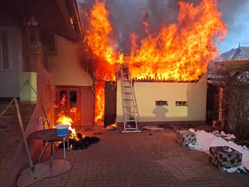 Požár přístavby rodinného domu zastavili hasiči, obytná část byla uchráněna